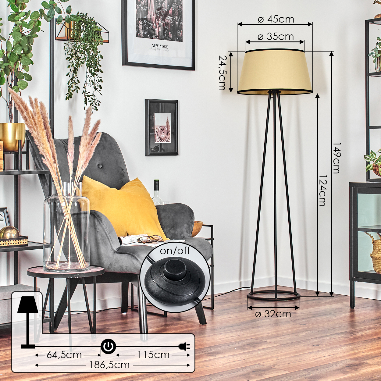 Ein Raum mit Stehlampe, Sessel, Beistelltisch und Dekoelementen. Abmessungen sind für die Lampe angegeben.