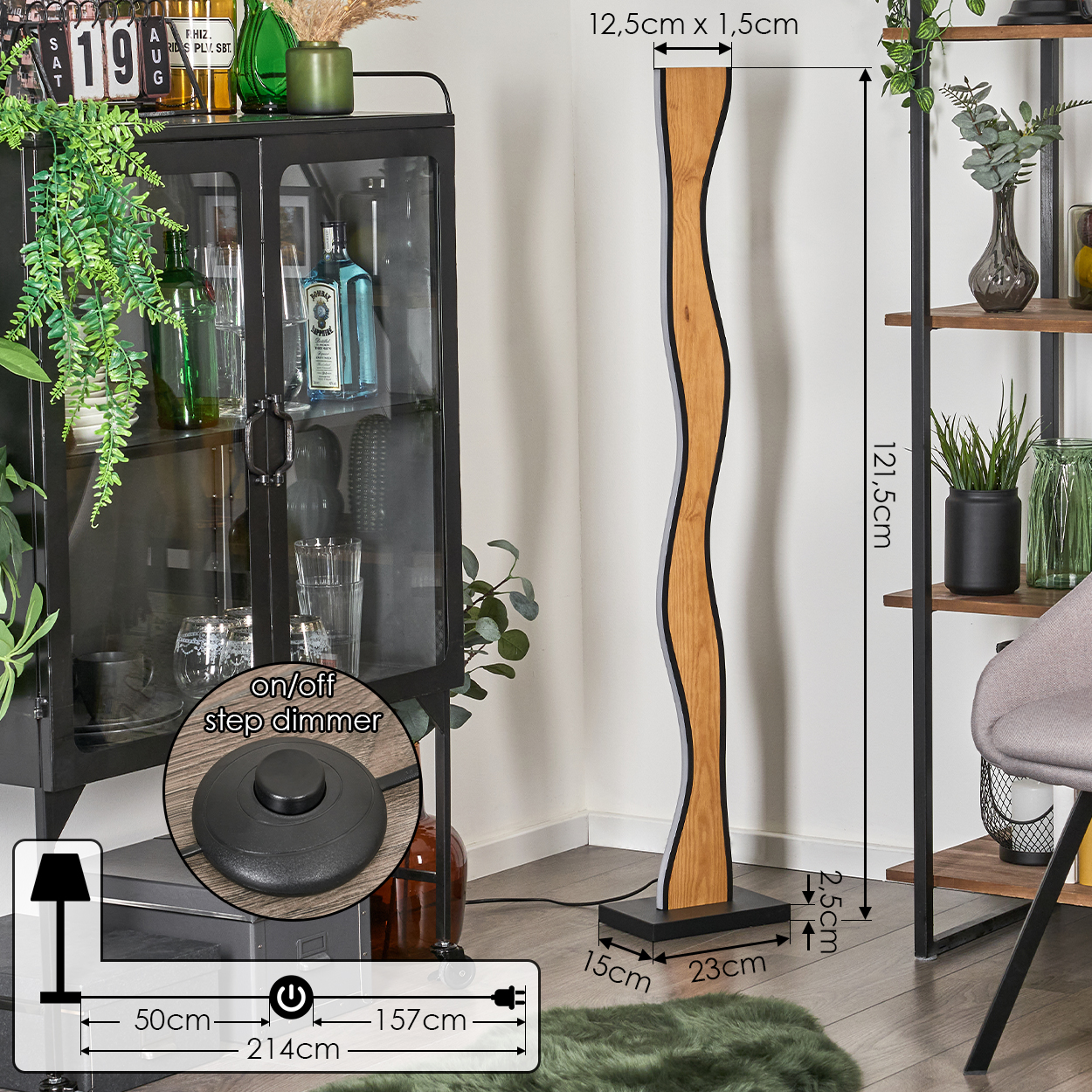 Ein modernes Zimmer mit einer wellenförmigen Stehlampe aus Holz, einem schwarzen Schrank und einem Regal. Maße sind markiert.