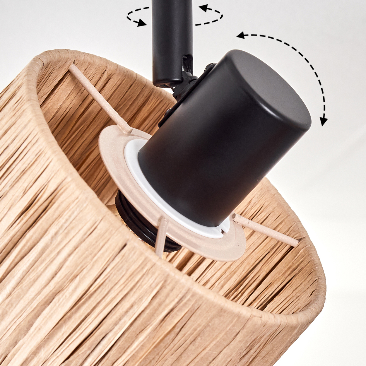 Nahaufnahme einer Lampe mit strukturiertem, beigem Lampenschirm. Der schwarze Lampenkopf ist verstellbar. Pfeile zeigen seine Bewegung vor weißem Hintergrund.