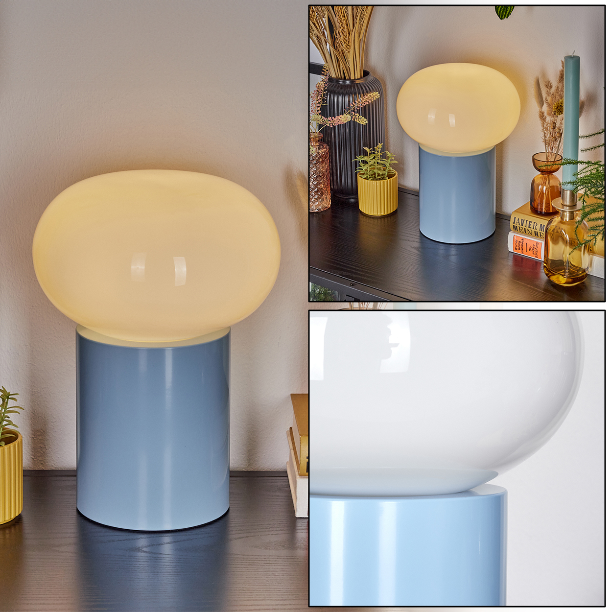 Eine moderne Lampe mit blauem Sockel und rundem, gelblich getöntem Glasschirm. Sie steht auf einer dunklen Oberfläche mit dekorativen Gegenständen.