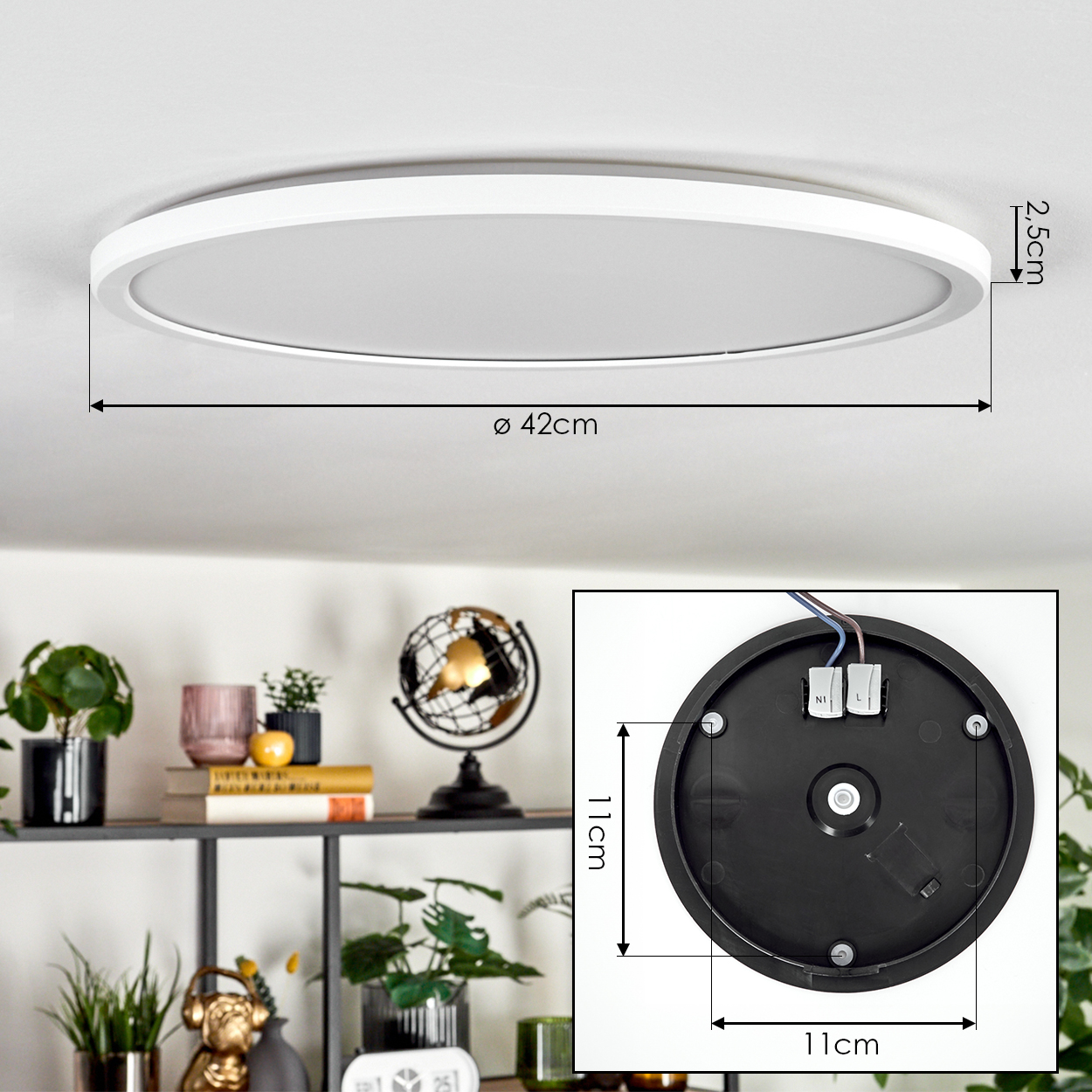 Weiße, kreisförmige Deckenlampe mit den Maßen: 42 cm Durchmesser und 2,5 cm Höhe. Ein schwarzer, runder Sockel misst 11 cm x 11 cm.