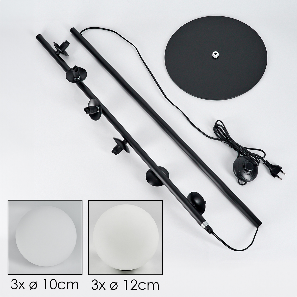 Schwarze Stehlampenteile: Basis, Stangen und runde Lampenhalter. Beinhaltet zwei weiße Kugellampen und Netzkabel.