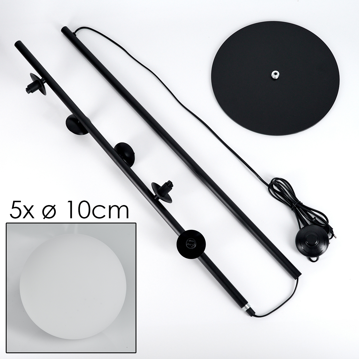 Zerlegte schwarze Lampenteile auf Weiß: Basis, Stangen, Clips und eine weiße Kugel in einer Box mit Text '5x Ø 10cm'.