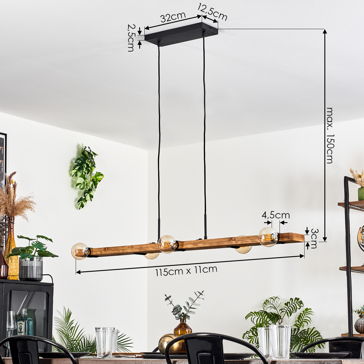 Eine Holzlampen mit vier Glühbirnen hängt von der Decke. Die Lampe hat Abmessungen. Darunter ein Tisch mit Pflanzen und Gläsern.
