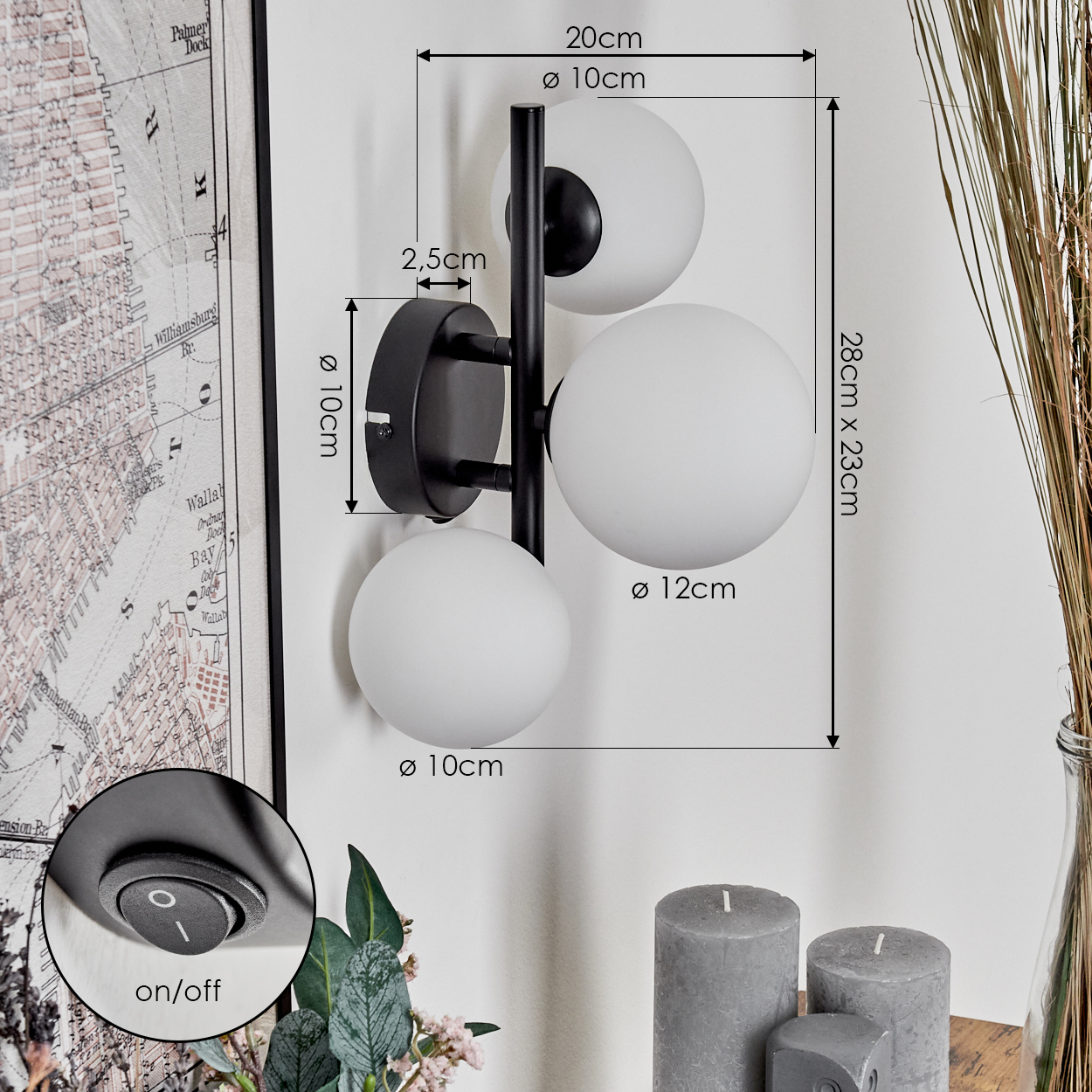 Eine schwarze Wandlampe mit drei weißen Kugelleuchten. Abmessungen sind angegeben. Ein/Aus-Schalter ist abgebildet. Hintergrund hat Karte und Kerzen.