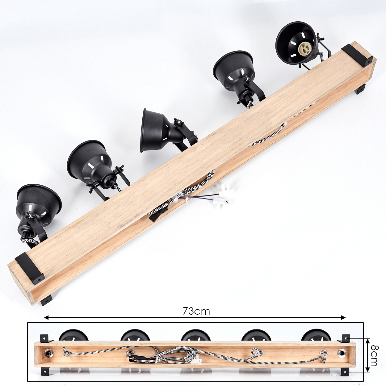 Holzleuchte mit vier schwarzen Strahlern. Die Leuchte hat ein gestreiftes Kabel und ist 73 cm lang.
