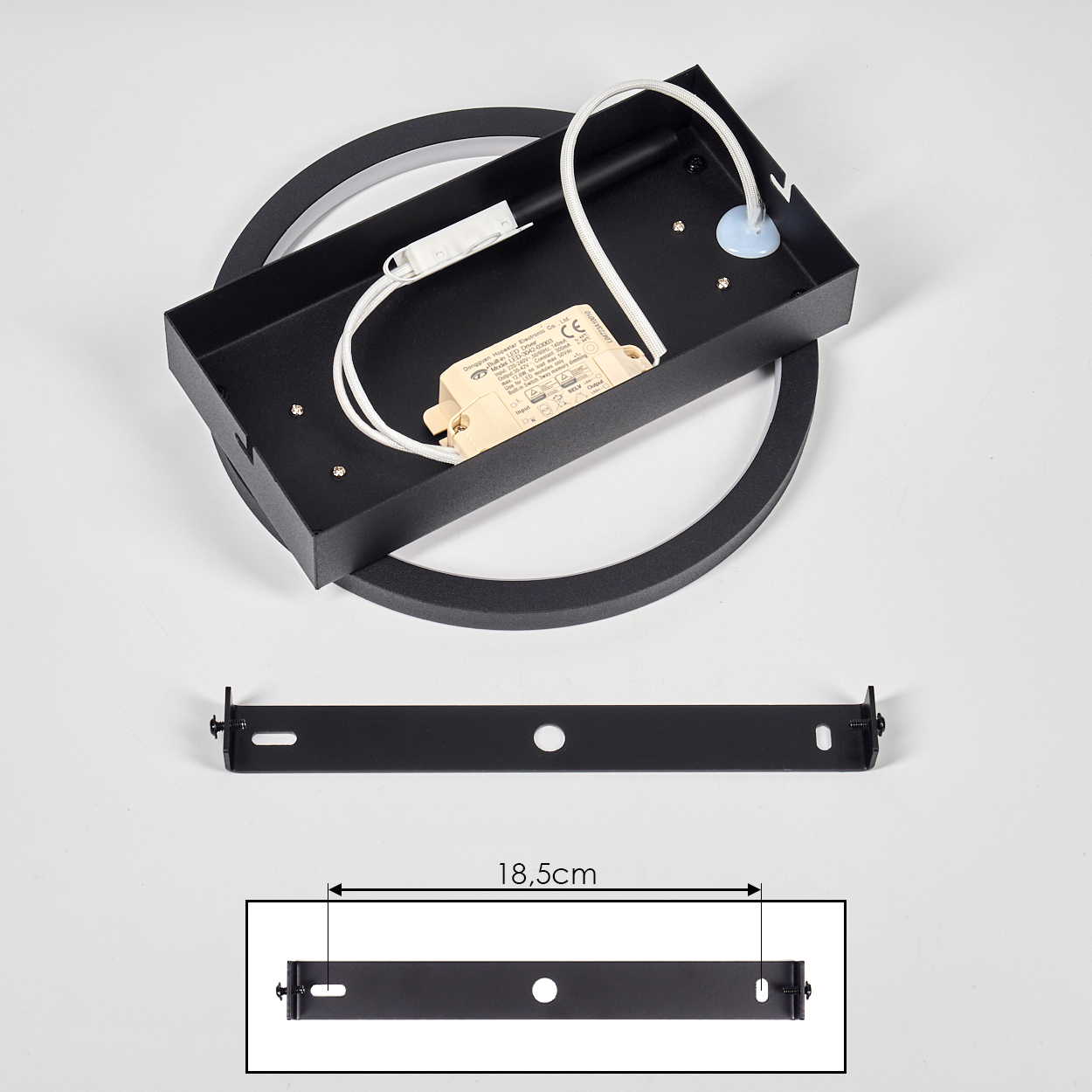 Schwarze LED-Deckenleuchtenkomponenten. Enthält einen kreisförmigen Rahmen, eine rechteckige Box, eine Halterung und eine Maßangabe.
