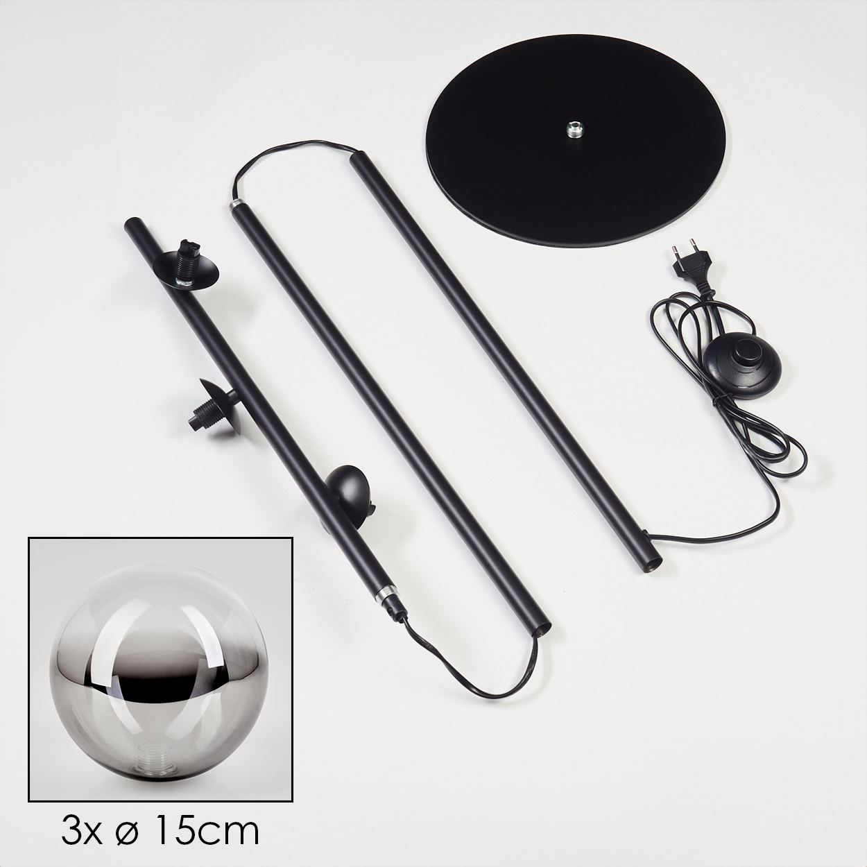Zerlegte schwarze Stehlampenkomponenten auf Weiß. Enthält Sockel, Stangen, kugelförmige Lampe und elektrische Komponenten.