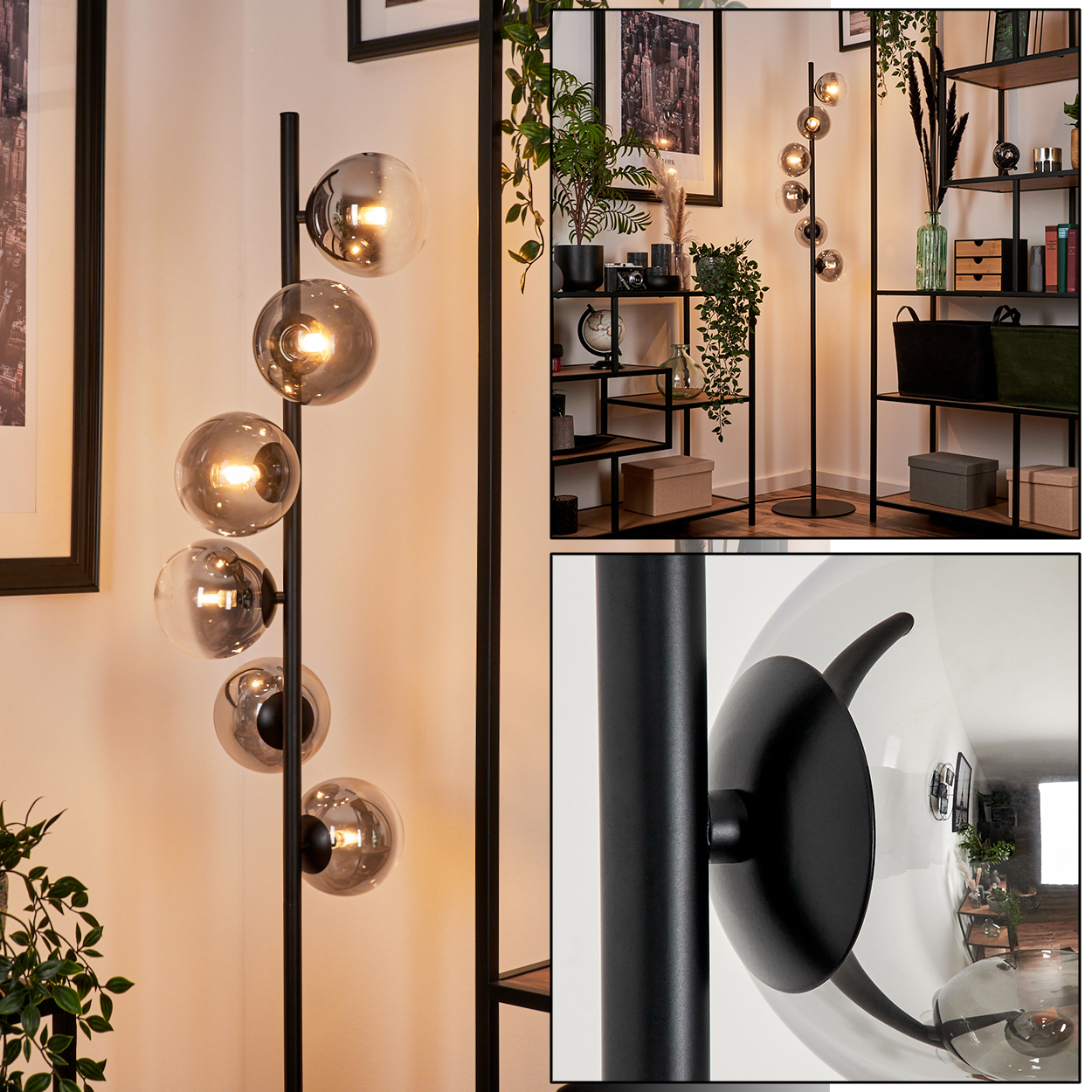 Eine schwarze Stehlampe mit Glaskugeln steht in einem Raum. Im Hintergrund sind Regale und Pflanzen zu sehen.