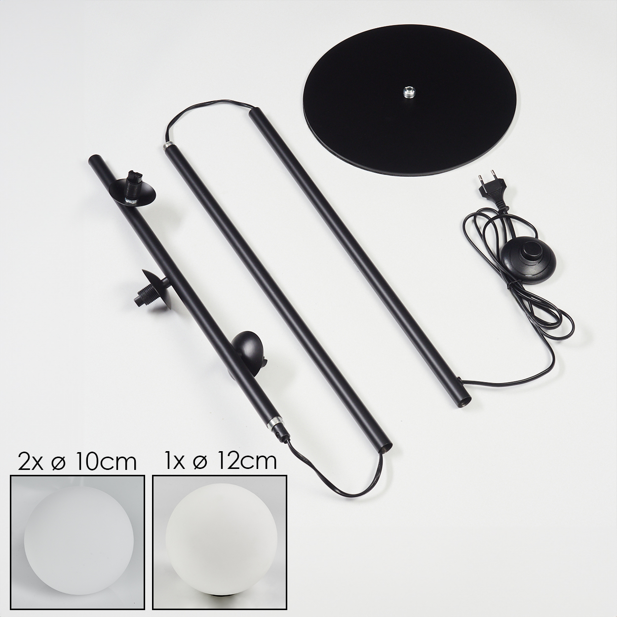 Schwarze Stehlampenkomponenten: Sockel, Stangen, Glühbirnenhalter, Kabel, Fußschalter und zwei 10 cm und eine 12 cm weiße Glühbirne.