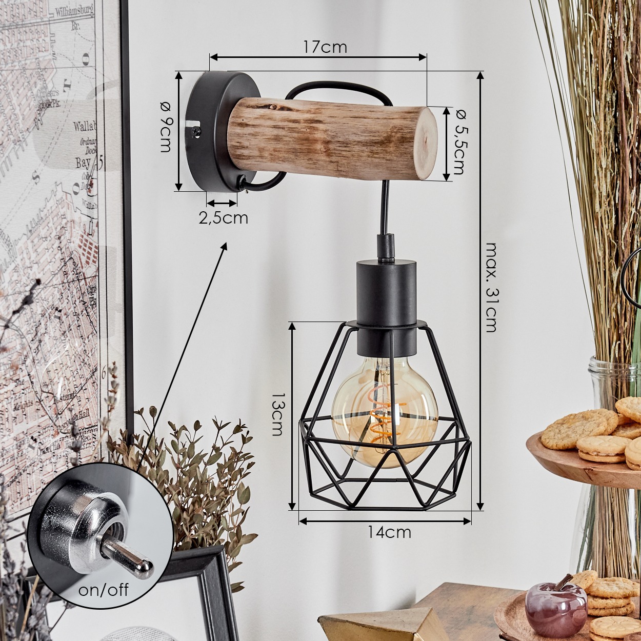 Eine Wandlampe mit Holzbalken und schwarzem Metallschirm. Im Hintergrund sind eine Karte, Pflanzen und Kekse zu sehen.