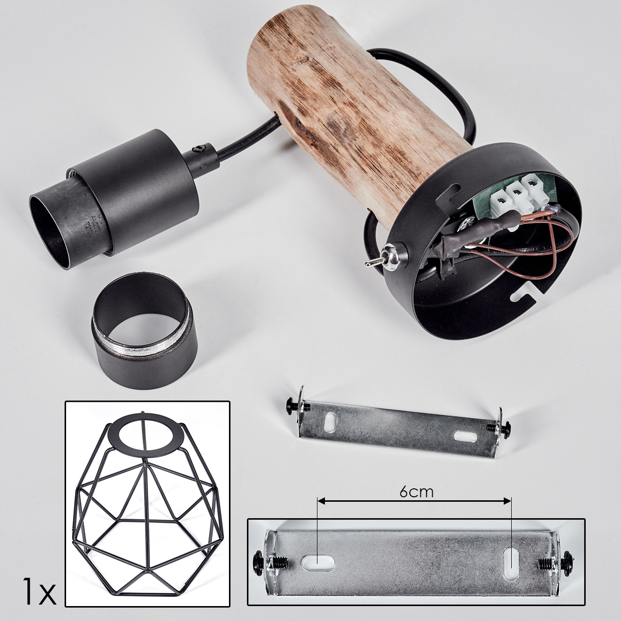 Zerlegte Lampenkomponenten auf weißem Untergrund. Enthält einen Holzzylinder, schwarze Metallteile und einen geometrischen Lampenschirm.