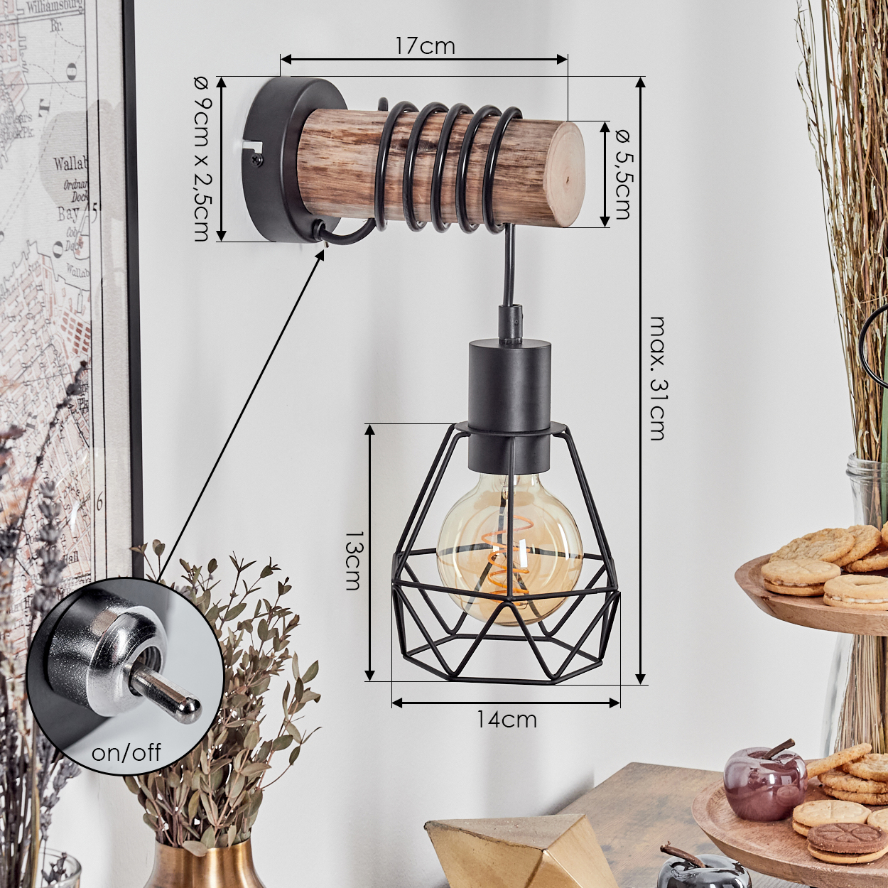 Eine Wandlampe mit Holzbalken und Metallkäfig. Der Ein-/Ausschalter ist sichtbar, ebenso wie Kekse und eine Karte im Hintergrund.