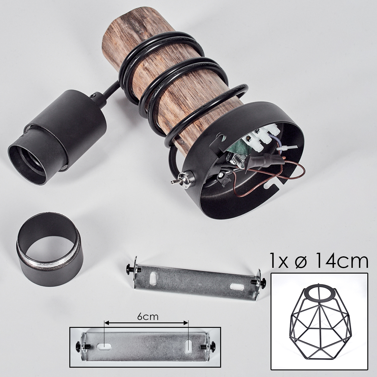 Eine zerlegte Lampe mit Holzsockel, schwarzen Metallteilen, einem käfigartigen Schirm und Befestigungsmaterial auf weißem Grund.