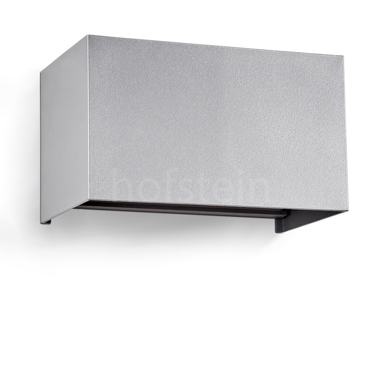 Eine rechteckige, silberne Außenwandleuchte aus Metall ist an einer weißen Wand montiert. Sie hat ein nach unten gerichtetes Licht.
