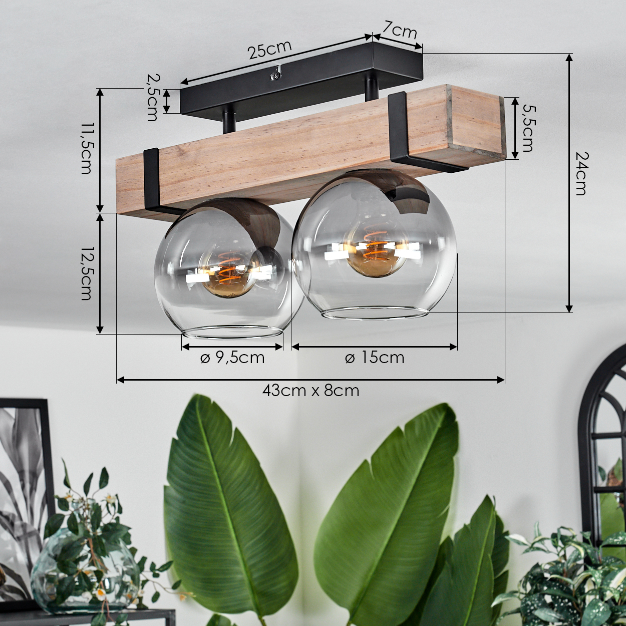 Deckenlampe mit zwei Glaskugeln, Holzbalken und schwarzem Metall. Abmessungen sind auf dem Bild angegeben.