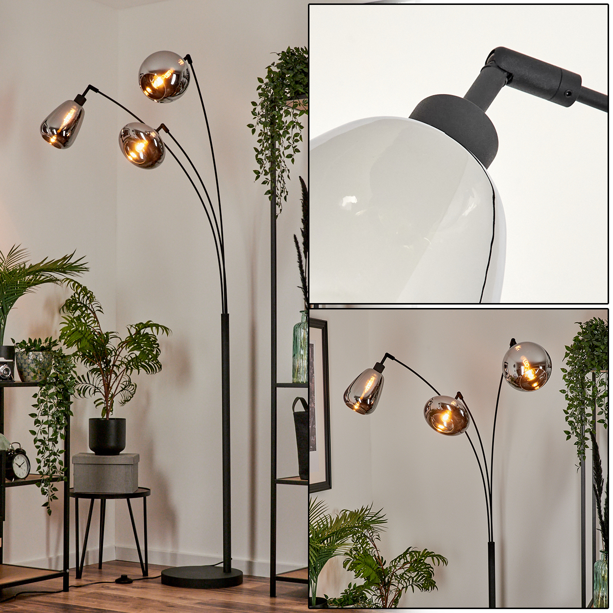 Eine schwarze Stehlampe mit drei Glasschirmen. Pflanzen, Regale und ein Tisch im Hintergrund. Warmes Licht beleuchtet die Szene.