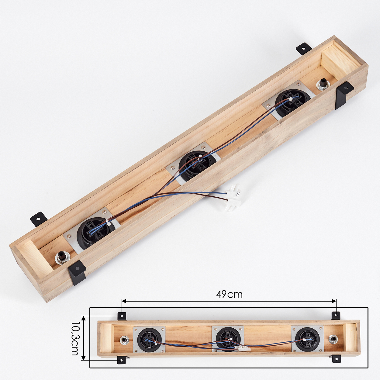 Holzleuchte mit drei schwarzen Lautsprechern, Kabeln und Halterungen. Abmessungen: 49cm x 10,3cm. Weißer Hintergrund.