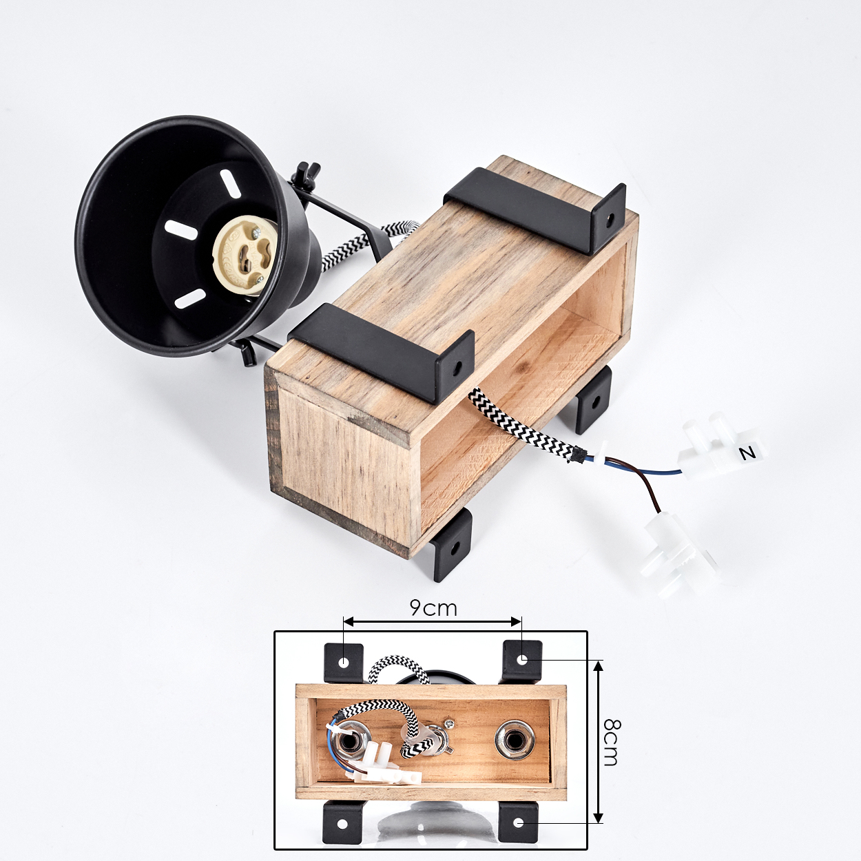 Eine Holzlampe mit schwarzem Metallschirm, Halterungen und einem schwarz-weiß gestreiften Kabel. Sie steht auf einer weißen Oberfläche mit Maßen.