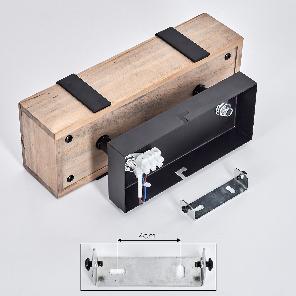 Eine Holzkiste mit schwarzem Metallrahmen und Halterung. Elektrische Bauteile sind sichtbar. Eine 4cm-Messung ist auf der Halterung angegeben.