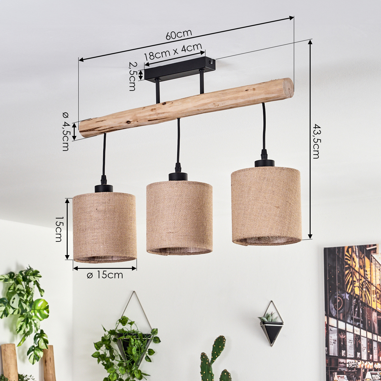 Eine Deckenlampe aus Holzbalken mit drei beigefarbenen Lampenschirmen hängt vor einer weißen Wand. Abmessungen sind angegeben.
