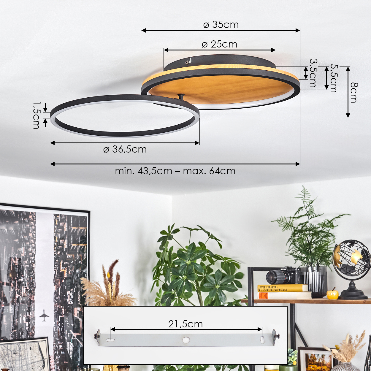Deckenleuchte mit Maßen. Die Leuchte hat ein Holz- und Schwarz-Design. Im Hintergrund befindet sich ein Regal mit Dekoration.