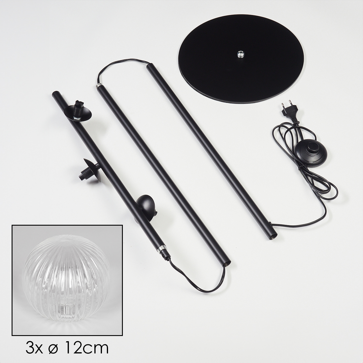 Zerlegte schwarze Stehlampenteile auf weißem Hintergrund. Enthält Sockel, Stangen, Schalter und Glaskugel. Größe: 12 cm.