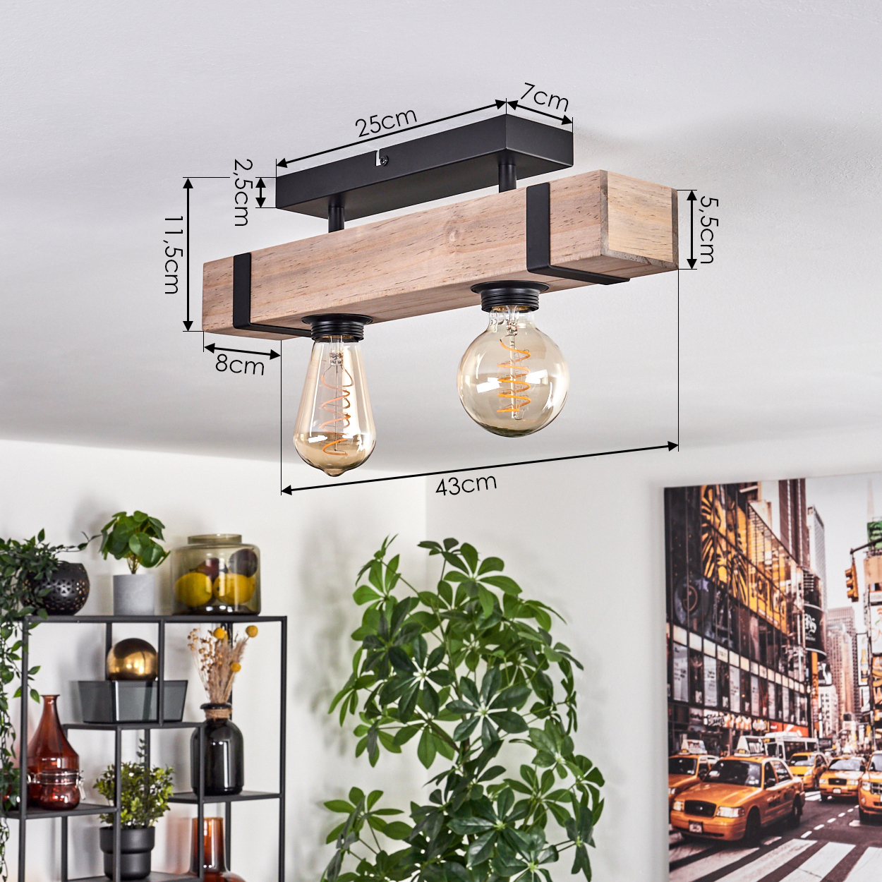 Deckenleuchte mit Holzbalken, zwei Glühbirnen und schwarzen Metallstützen. Maße sind beschriftet. Pflanzen und Dekoration im Hintergrund.