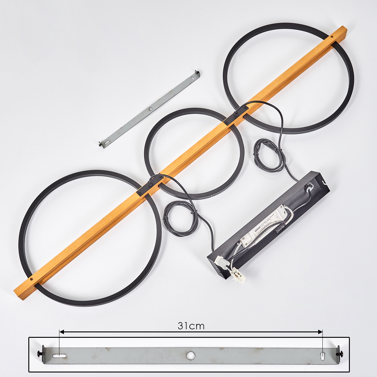Komponenten der Deckenleuchte. Umfasst Holzbalken, schwarze Ringe, Kabel, Metallhalterung und schwarze Elektrobox. 31cm Messung.