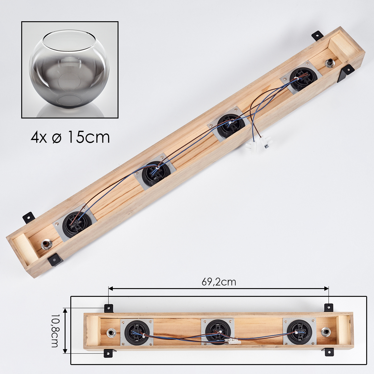 Eine Leuchte mit vier Lichtern, einer Glasschale und beschrifteten Abmessungen. Die Leuchte ist aus Holz, elektrische Komponenten sind sichtbar.