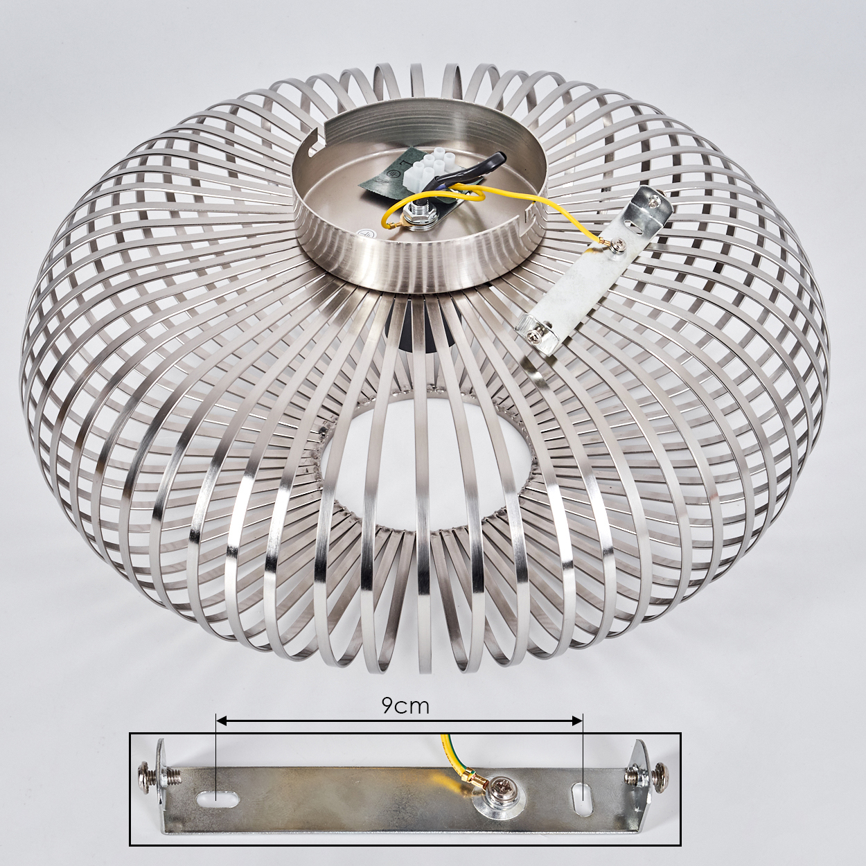Eine moderne Deckenlampe aus silberfarbenem Metall mit rundem Käfigdesign und einer 9 cm langen Halterung.
