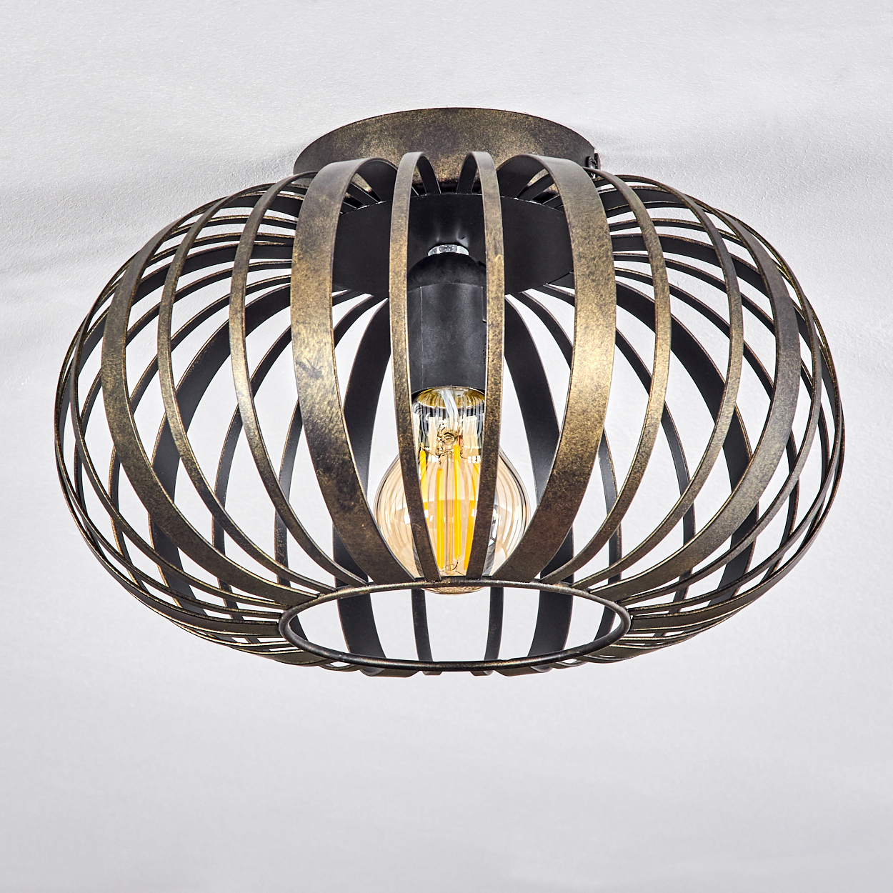 Dekorative Deckenleuchte mit käfigartigem Design. Sie hat einen Gold- und Schwarzmetallrahmen und eine sichtbare Glühbirne.