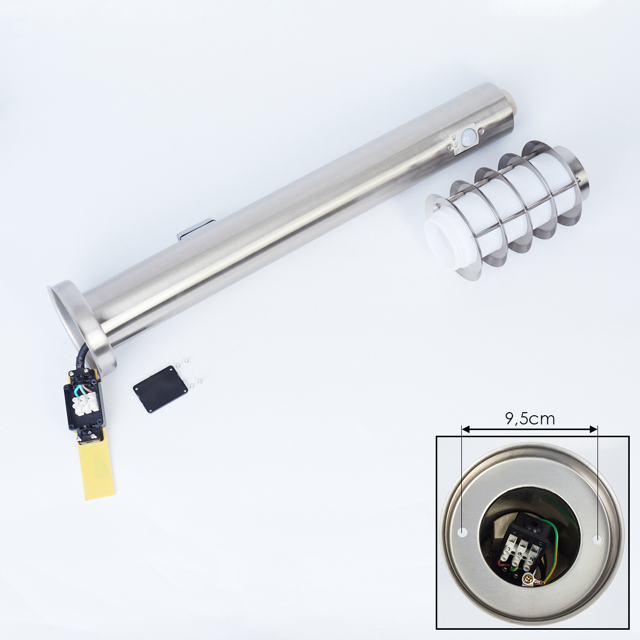 Zerlegte Lampenteile auf Weiß. Ein langes Metallrohr, Leuchte, elektrische Komponenten und ein kleines Detail.