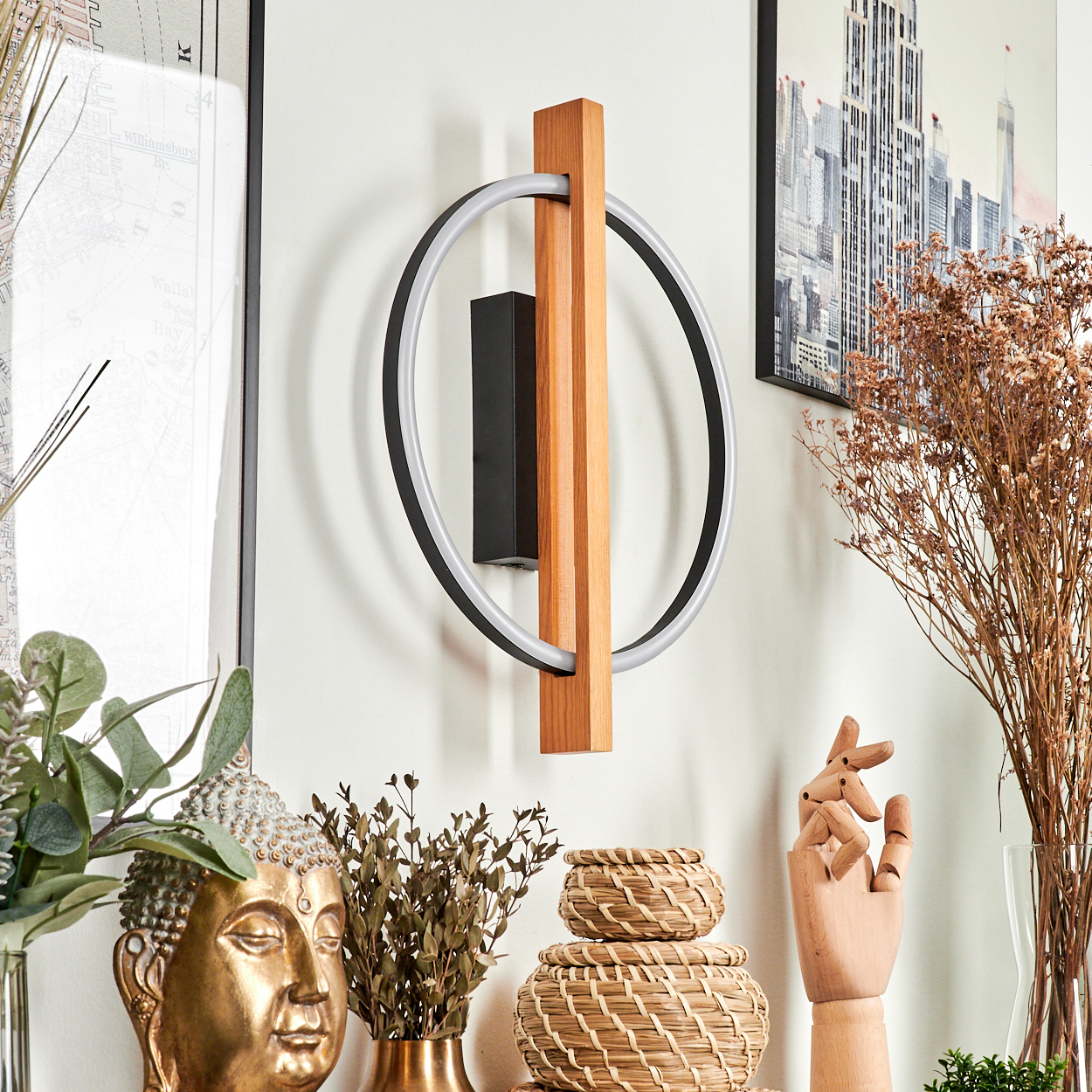 Eine moderne Wandleuchte mit Holzrahmen und kreisförmigem Licht. Verschiedene Dekorationen, darunter eine Buddha-Statue und Körbe.