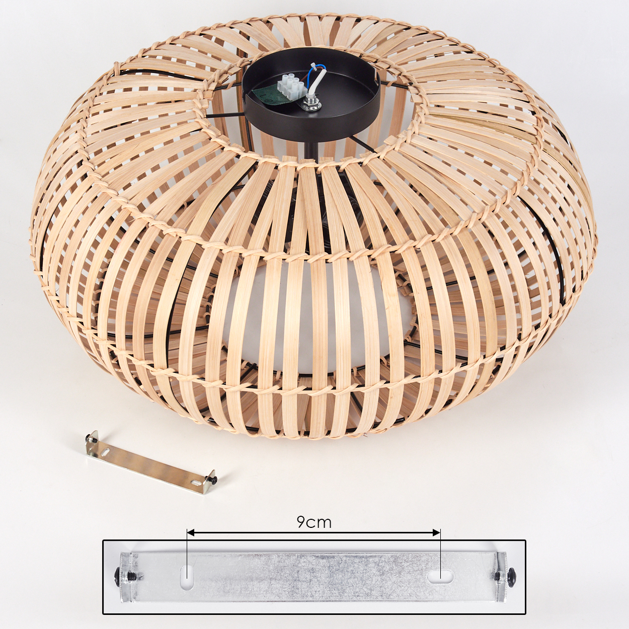 Ein runder Lampenschirm aus gewebtem Bambus mit schwarzer Montagehardware. Eine Metallhalterung ist unten, mit 9 cm beschriftet. Weißer Hintergrund.