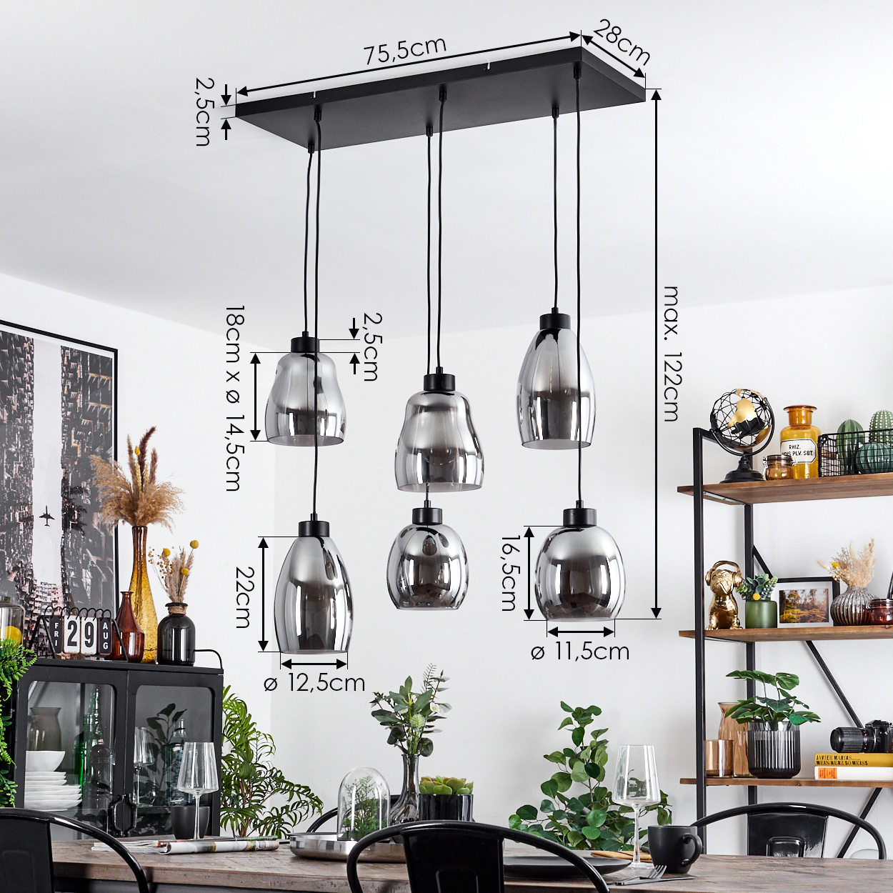 Ein Esszimmer mit einer schwarzen, rechteckigen Deckenleuchte mit drei silberfarbenen Pendelleuchten über einem Holztisch.