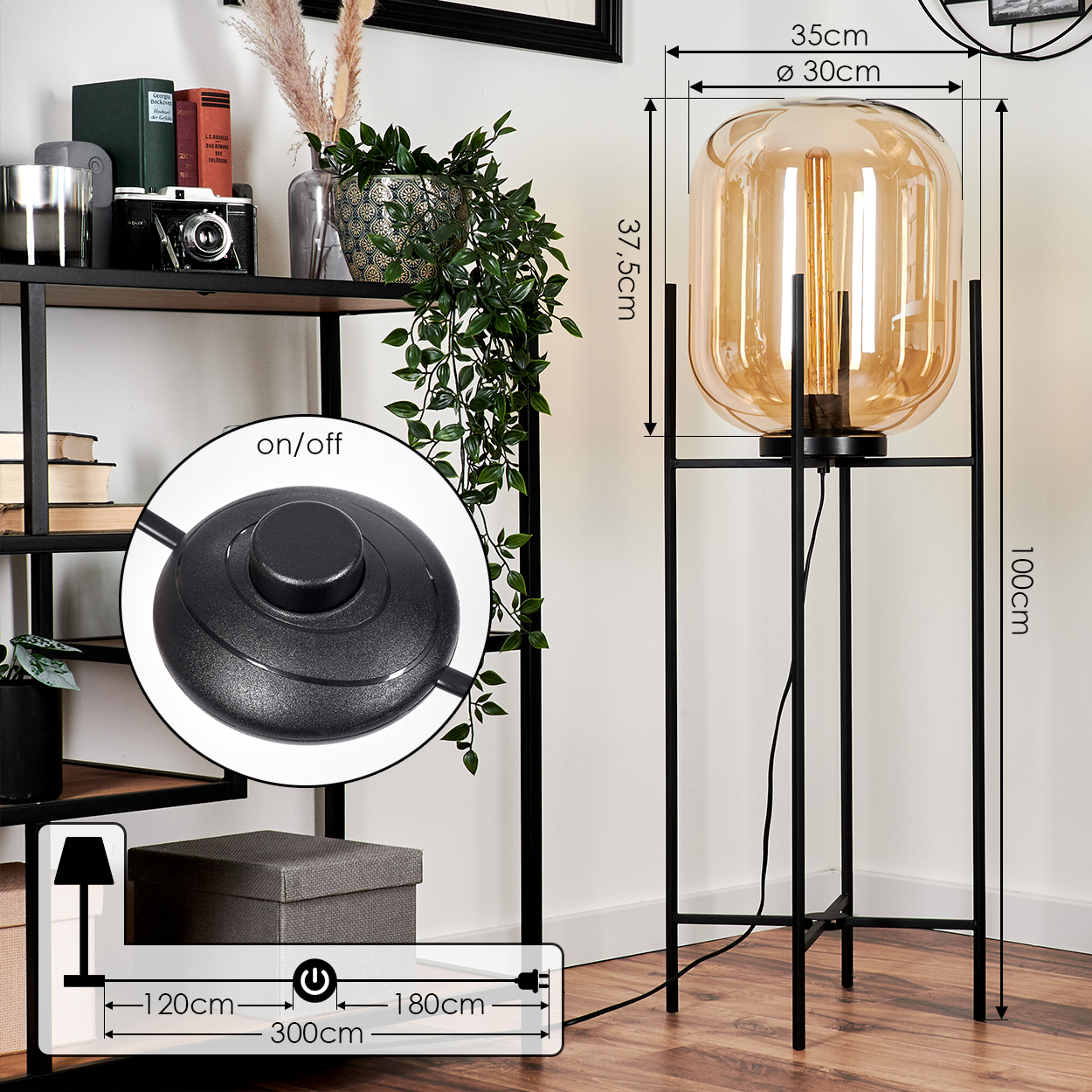 Eine moderne Stehlampe mit Glasschirm. Ein schwarzes Metallgestell trägt die Lampe. Ein Fußschalter ist sichtbar. Im Hintergrund ein Regal mit Büchern.