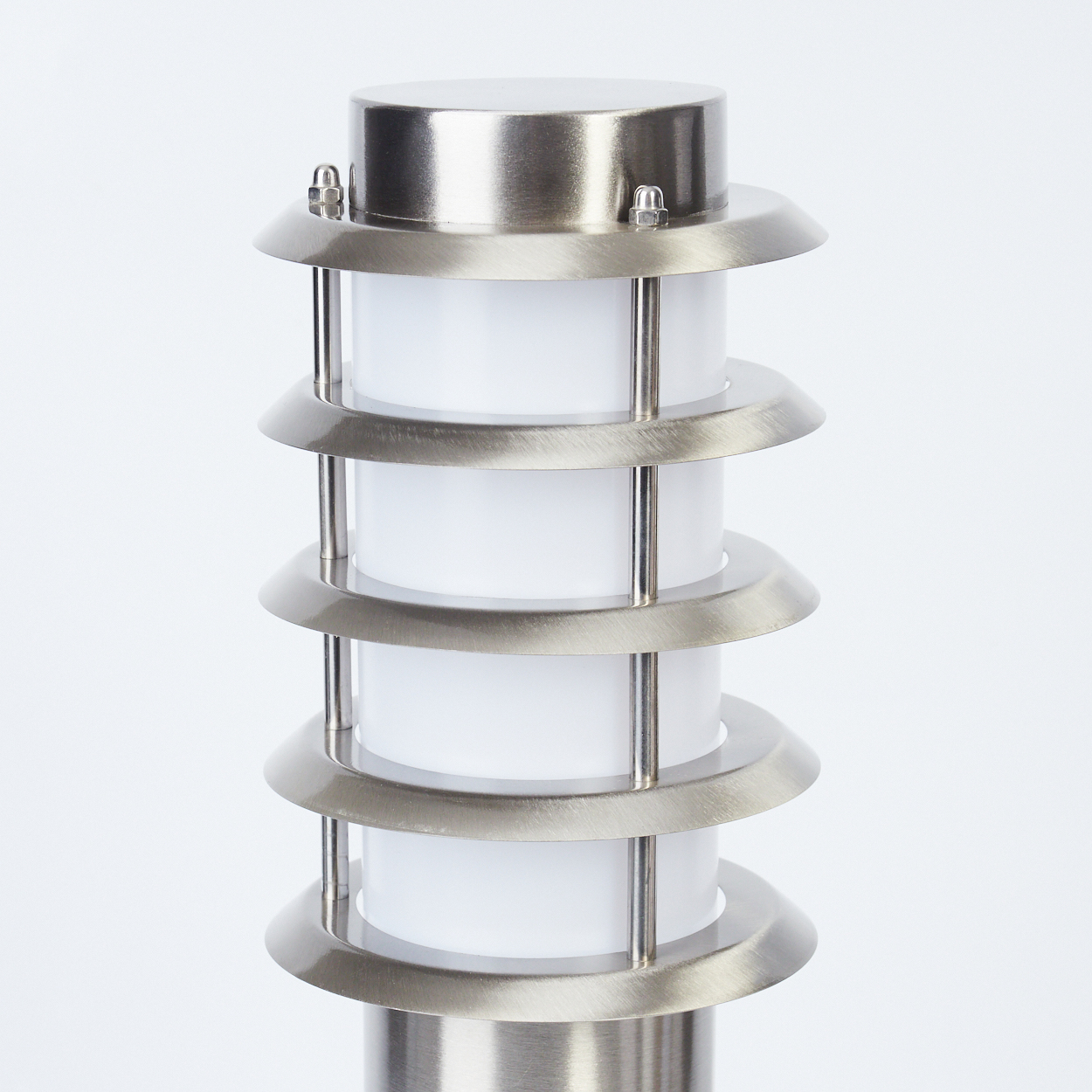 Eine moderne Außenlampe mit metallischem Finish. Sie hat eine zylindrische Form mit weißen Lichtabschnitten und kreisförmigen Metallringen.