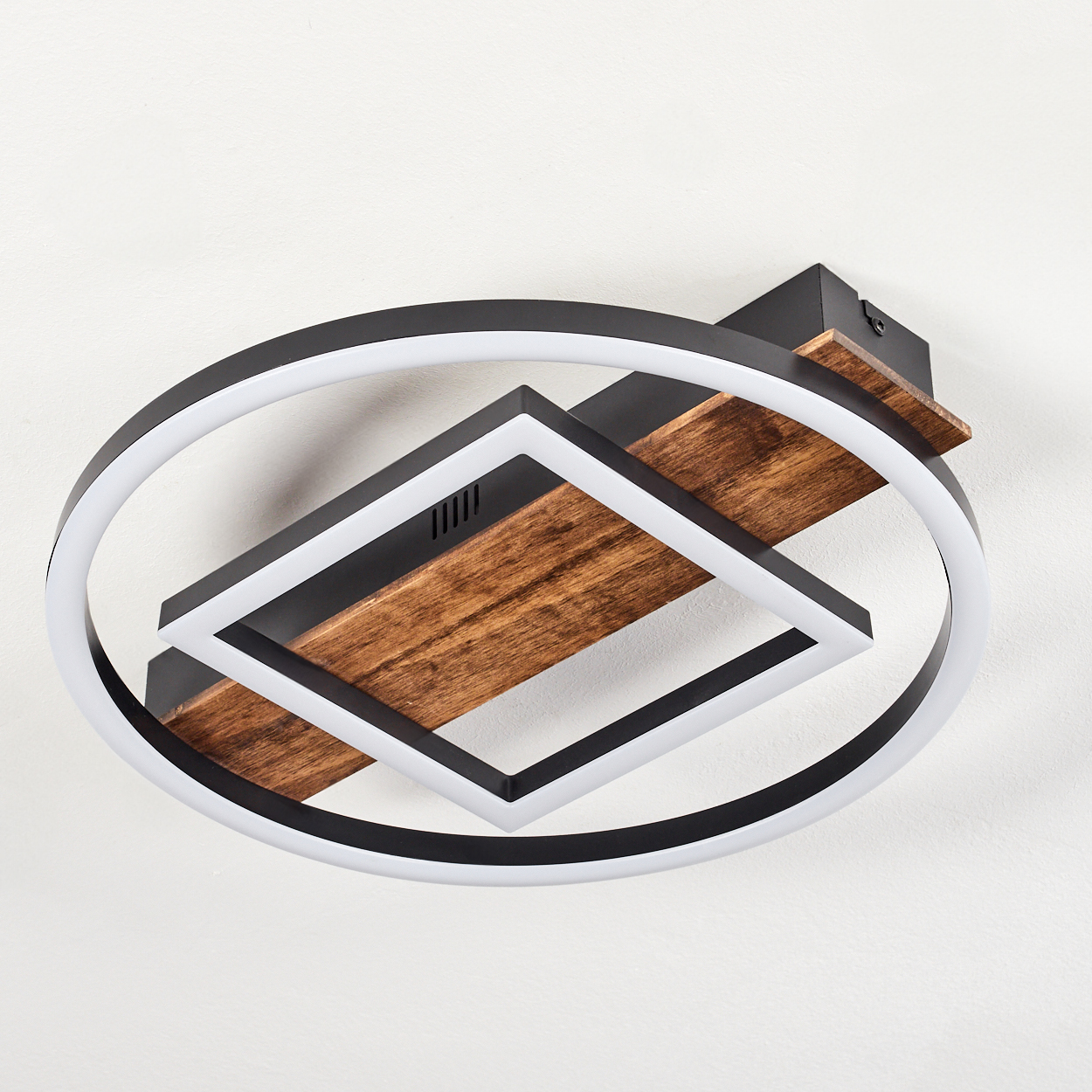 Moderne Deckenleuchte. Verfügt über ein geometrisches Design in Schwarz und Weiß mit Holzplatte in der Mitte, vor weißem Hintergrund.