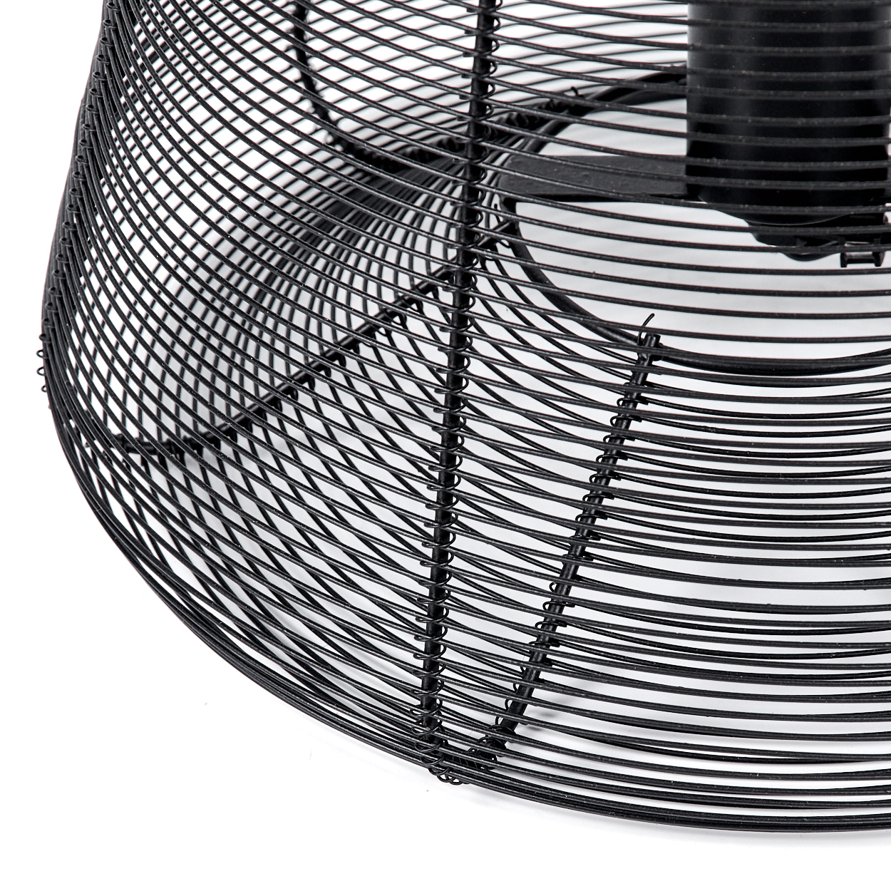 Nahaufnahme eines schwarzen Metall-Lüftergitters auf weißem Hintergrund. Der Lüfter hat ein käfigartiges Design mit gebogenen, horizontalen Drähten.
