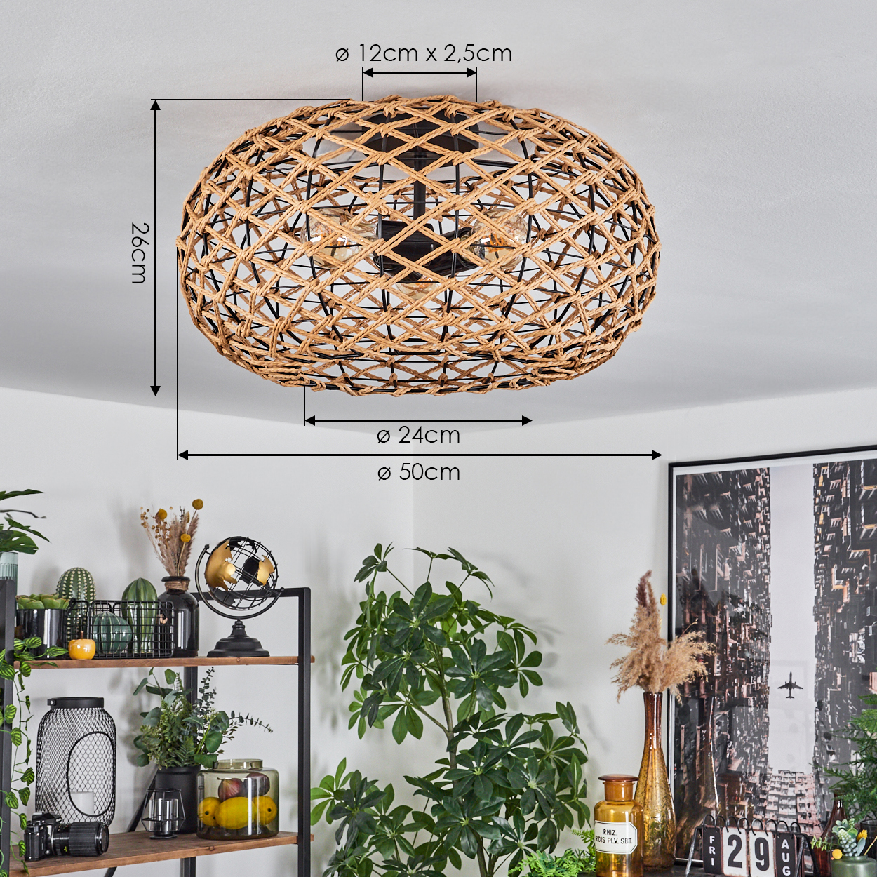 Ein gewebter Lampenschirm hängt an der Decke. Darunter zeigt ein Regal Pflanzen und dekorative Gegenstände. Ein Stadtbild-Poster vervollständigt die Szene.