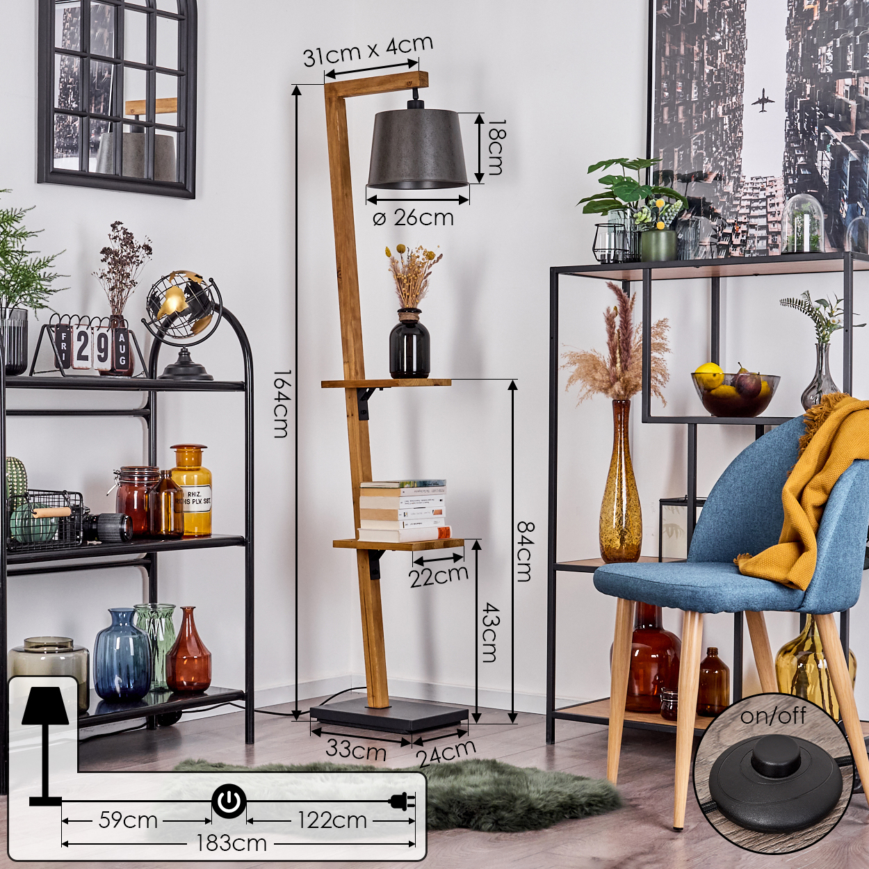 Eine hölzerne Stehlampe mit schwarzem Lampenschirm, Regalen mit Büchern und Dekorationen, einem blauen Stuhl und einem schwarzen Metallregal.