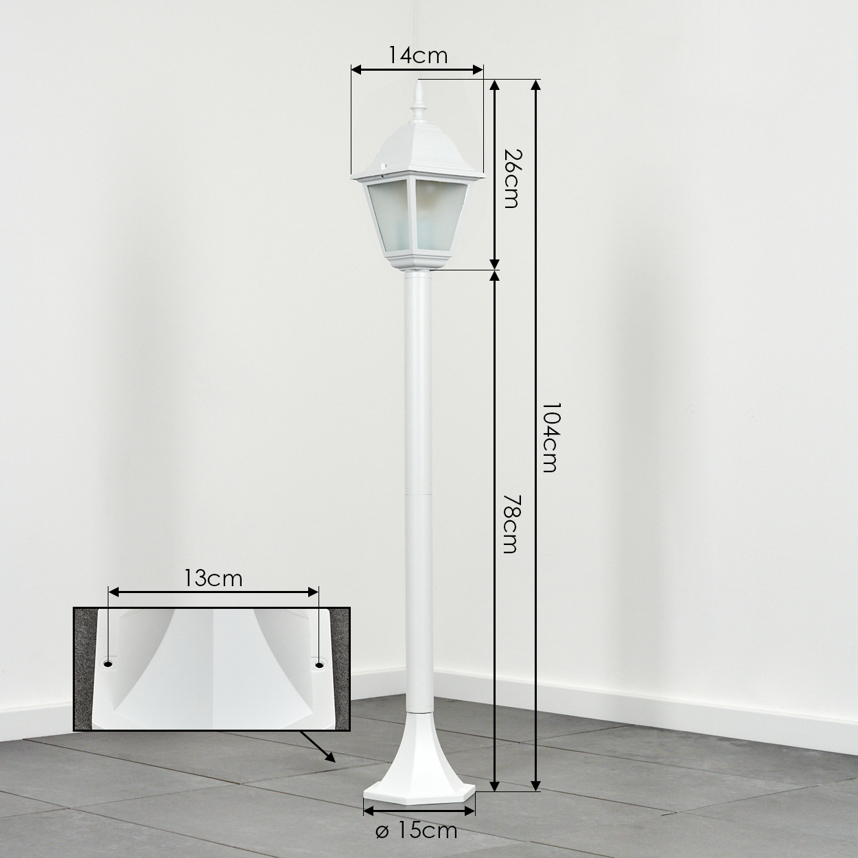 Eine weiße Außenlaterne mit Maßangaben. Die Lampe steht auf einem gefliesten Boden vor einer weißen Wand. Eine kleine Abbildung zeigt einen Teil der Lampe.