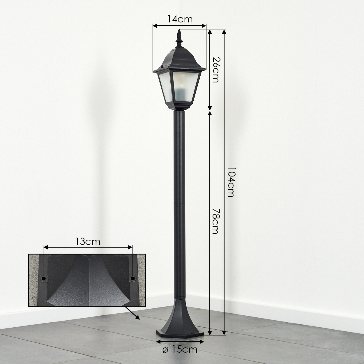 Schwarze Laterne mit Maßen. Sie hat einen quadratischen Sockel, eine lange Stange und eine Lampe oben. Sie steht in einer Ecke mit Messungen.