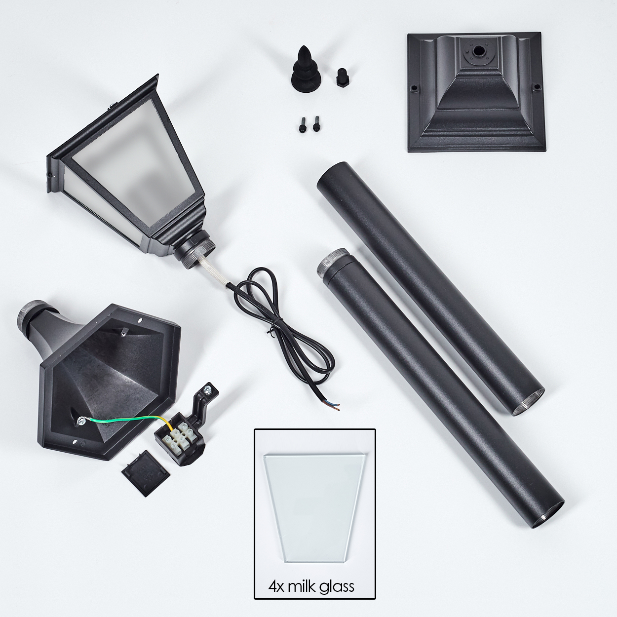 Zerlegte schwarze Außenlampenkomponenten auf Weiß. Enthält Lampenkopf, Sockel, Stangen, Glas und Kleinteile.