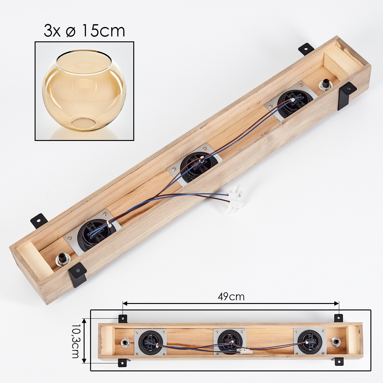 Holzlichtleiste mit drei kreisförmigen Lichtern und einer Glaskugel. Abmessungen: 49 cm lang, 10,3 cm breit. Die Kugel hat 15 cm Durchmesser.