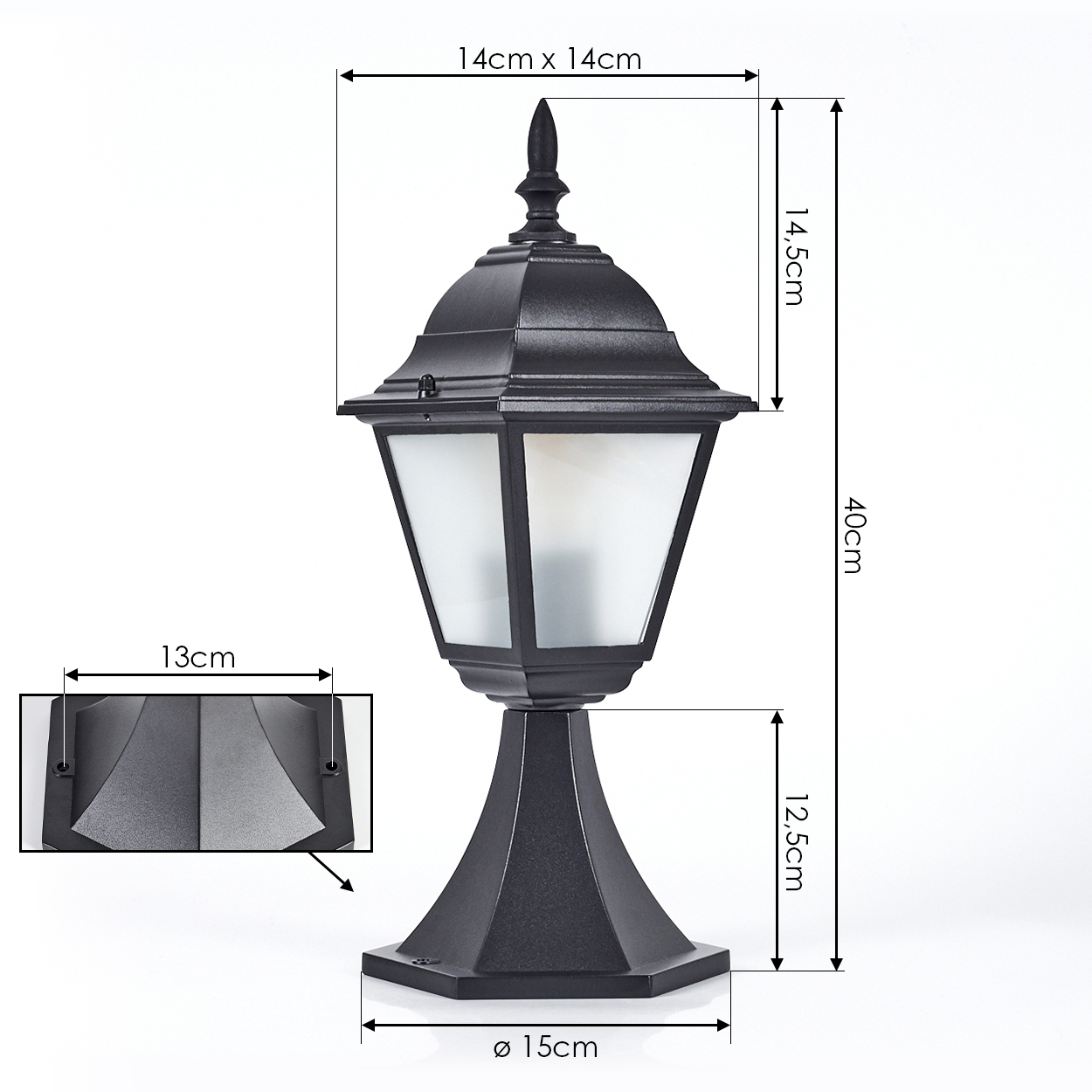 Eine schwarze Außenlampe mit Abmessungen wird gezeigt. Die Lampe hat ein Glasgehäuse und steht auf einem Sockel. Maße sind angegeben.