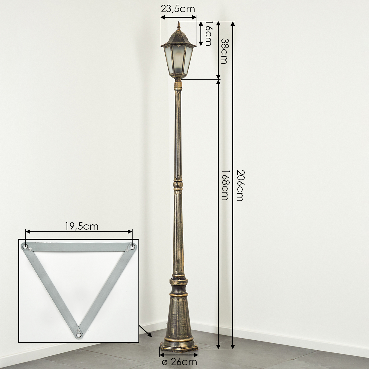 Eine verzierte Straßenlaterne mit Abmessungen. Die Lampe ist bronzefarben und hat ein Glasgehäuse. Ein Metall-Dreieck ist für die Befestigung gezeigt.