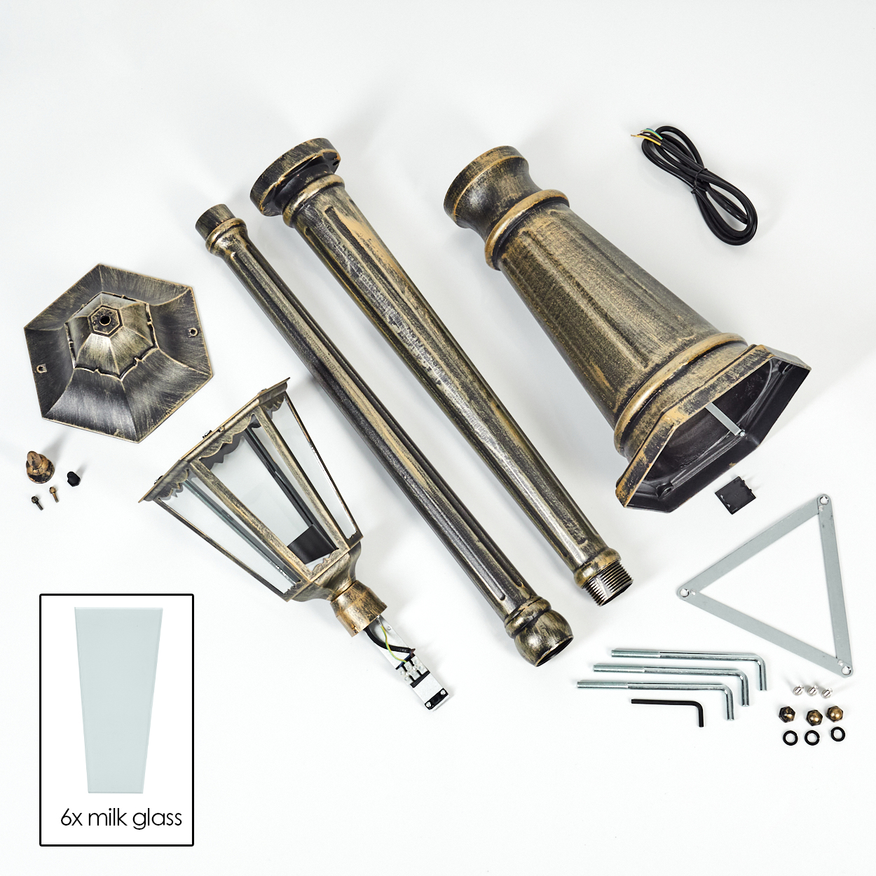 Zerlegte Teile einer Außenlampe. Enthält Stangen, Lampenkopf, Milchglas, Schrauben und Drähte auf weißer Oberfläche.