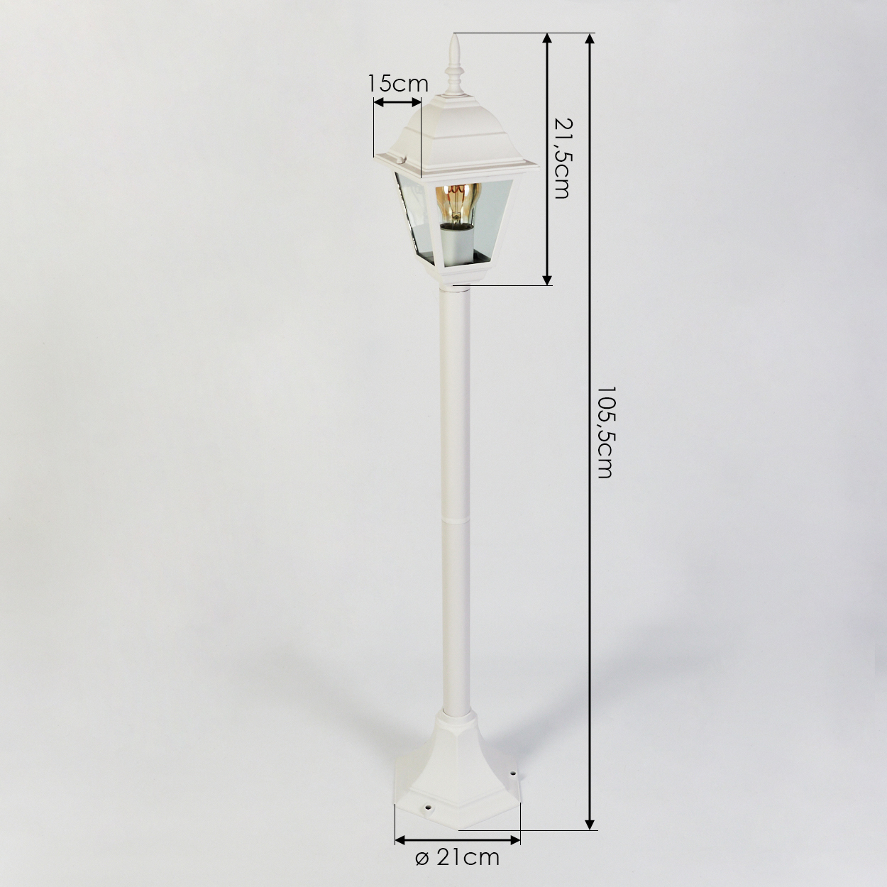 Weißer Laternenpfahl im Freien mit Maßangaben. Die Lampe hat eine dekorative Spitze und Glasscheiben mit einer leuchtenden Glühbirne.